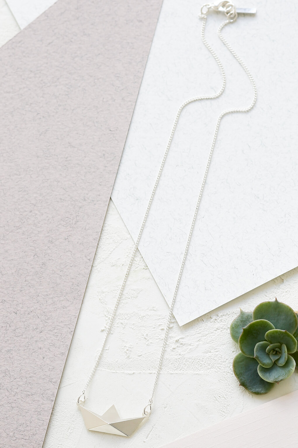 116102-Short Paper Boat Necklace-10