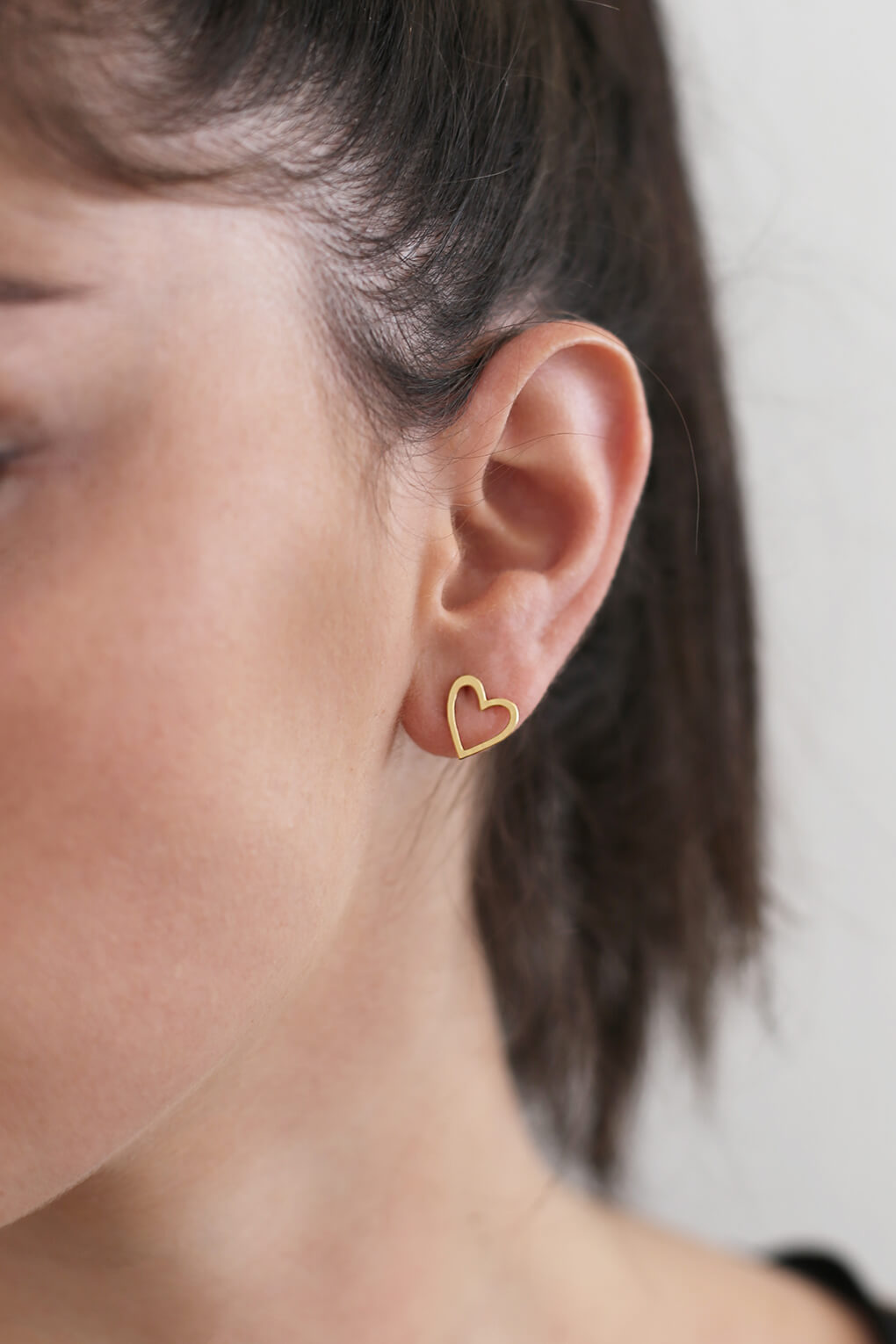 hollow heart earrings_model 0342972